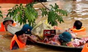 Bộ đội dầm mình mang nhu yếu phẩm cho người dân vùng lũ